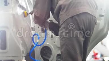 一个男人用抛光器清洗汽车
